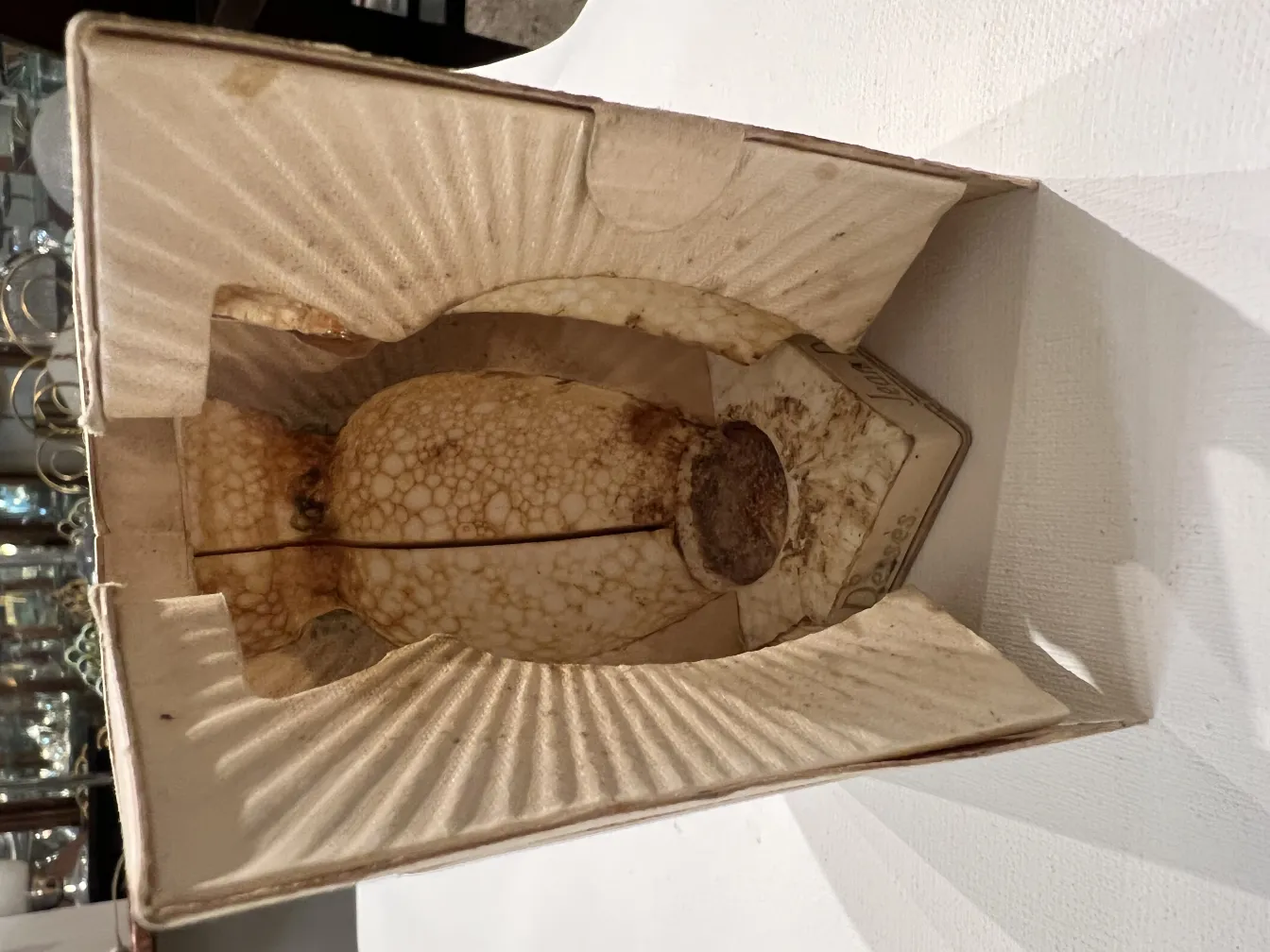 antike klassische Parfümflasche in abgenutzter Schachtel