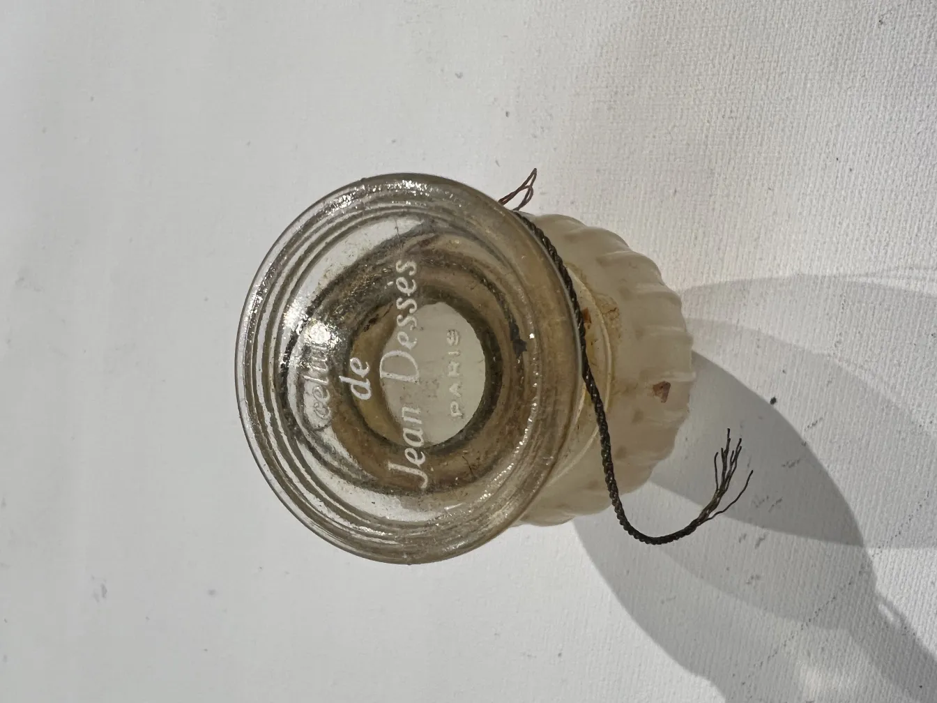 古董香水瓶，带有装饰性元素，展现独特且精致的设计，适合收藏家。