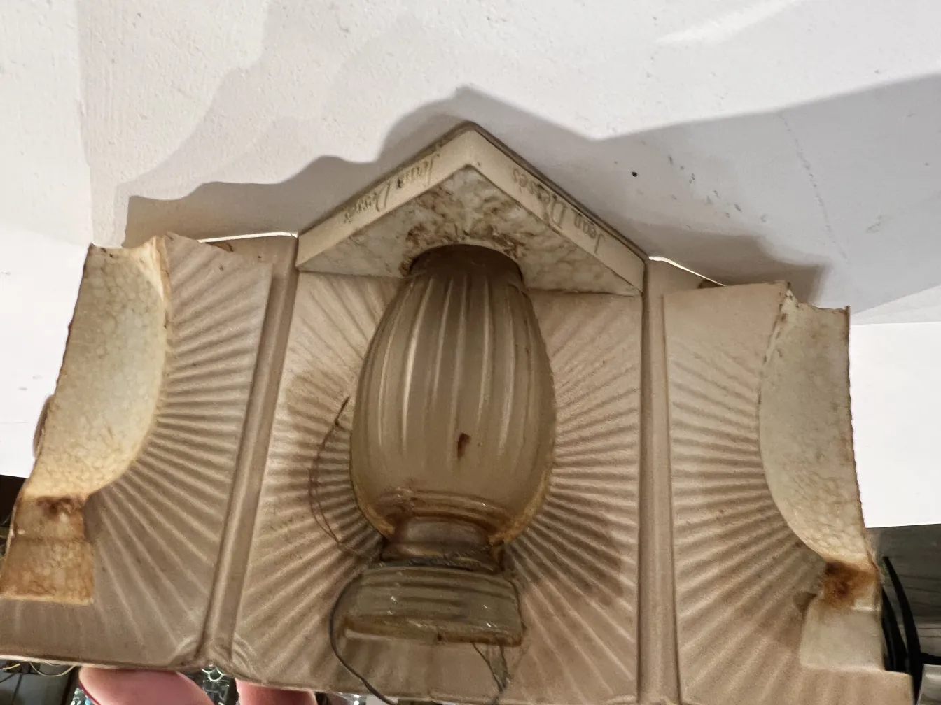 Frasco de perfume antigo com design clássico e detalhes intrincados