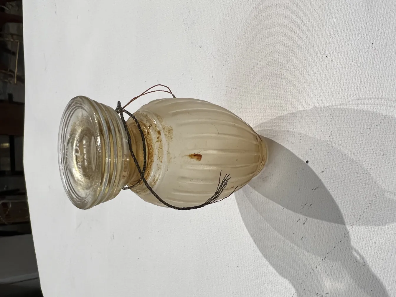 زجاجة عطر قديمة بتفاصيل زخرفية وظل