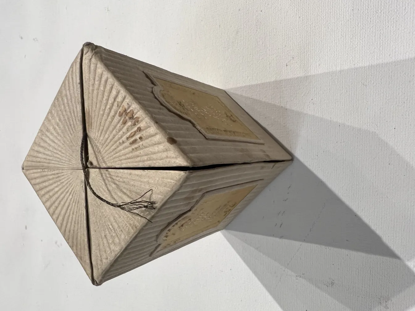 古い香水瓶が装飾的な箱に入っていて、影があります