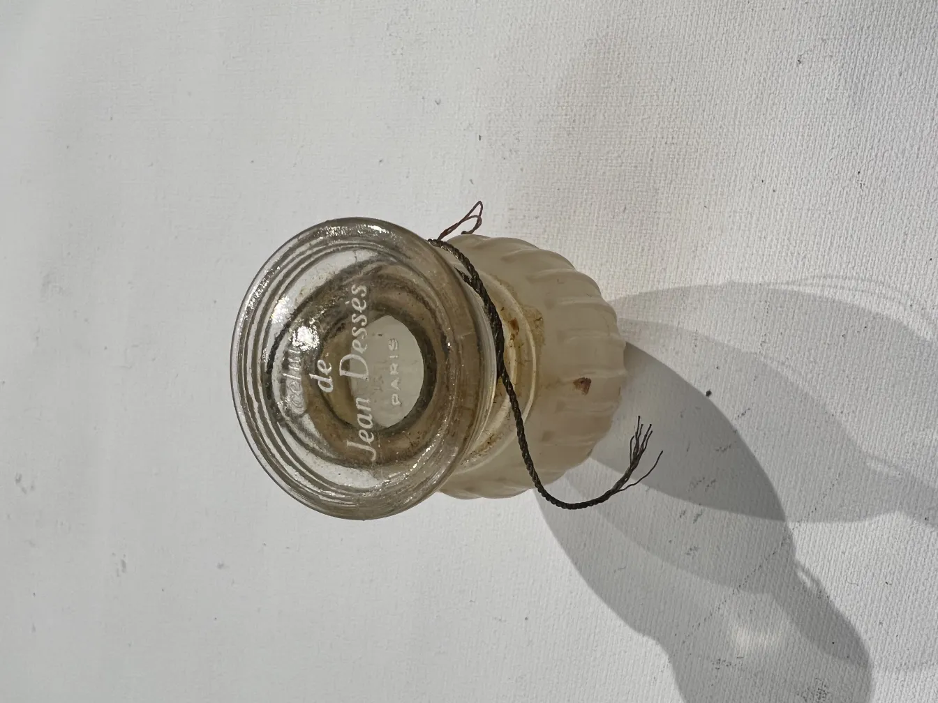 antike Parfümflasche mit klassischen Designdetails von Jean Desses