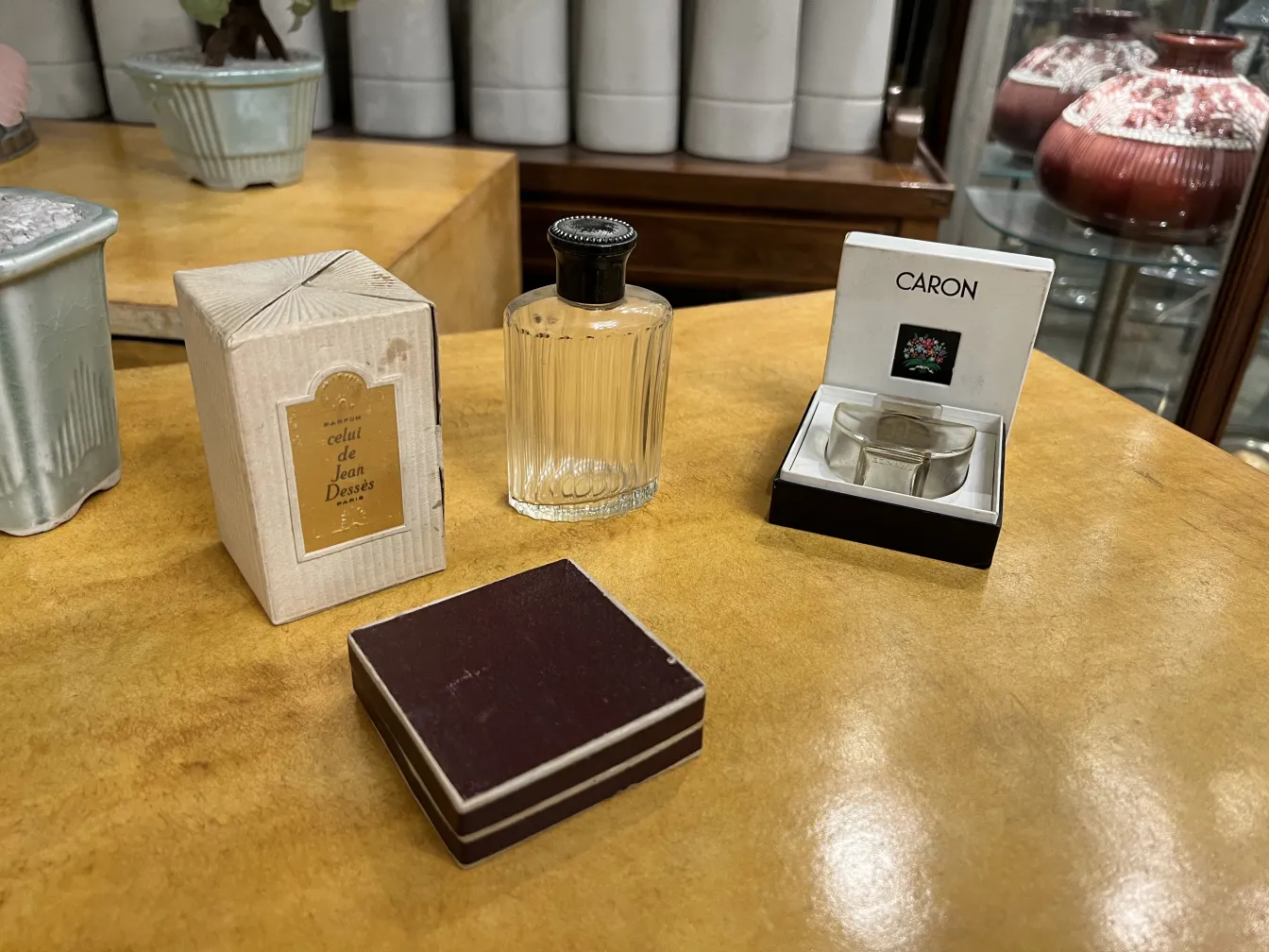 flacon de parfum ancien avec étiquettes dans un cadre ancien