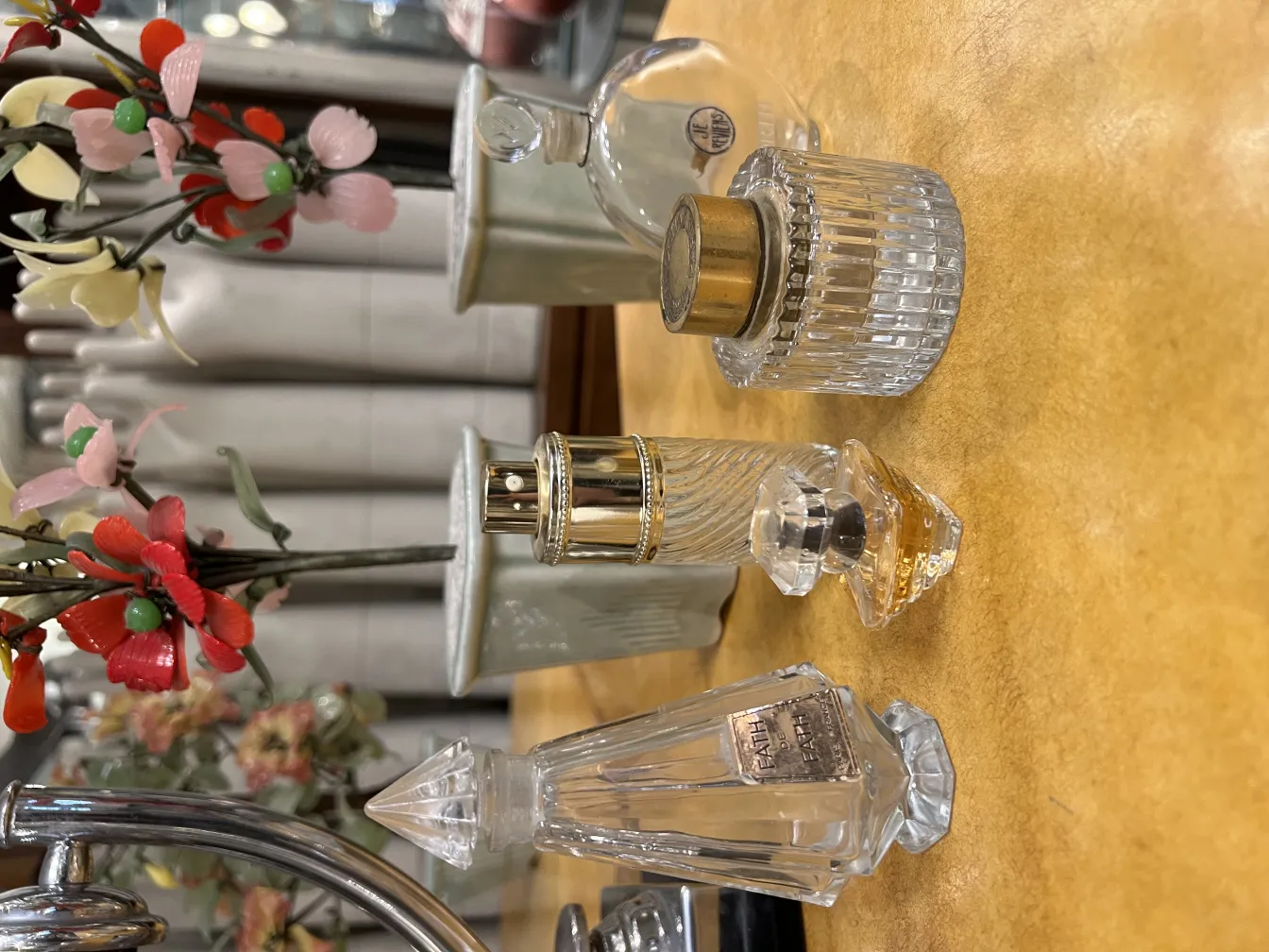 frasco de perfume antiguo decorado sobre una mesa