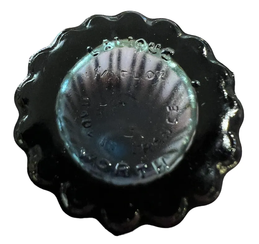 Frasco antigo de perfume com design estético clássico.