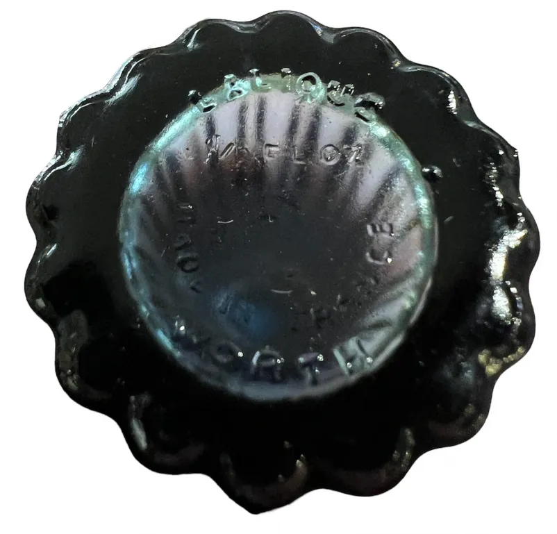 tapa redonda con detalles decorativos, frasco antiguo