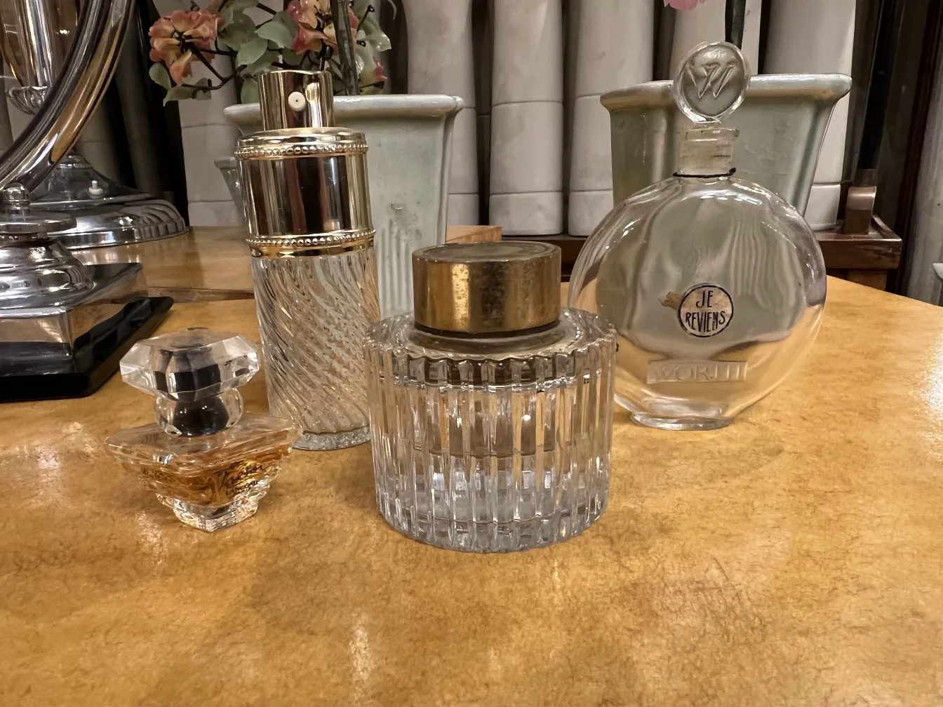 flacone antico di profumo classico con dettagli eleganti in un ambiente raffinato