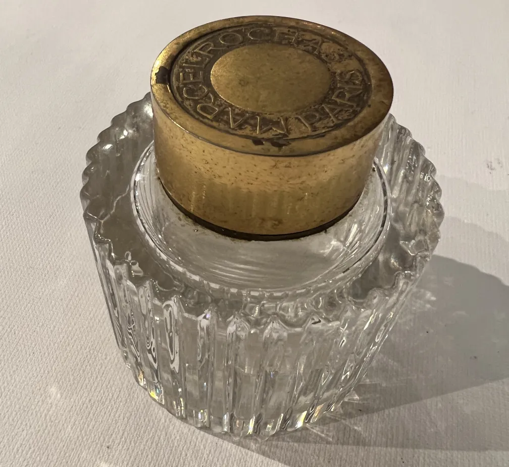 Flacone di profumo antico con coperchio dorato, ideale per collezionisti, base dettagliata.