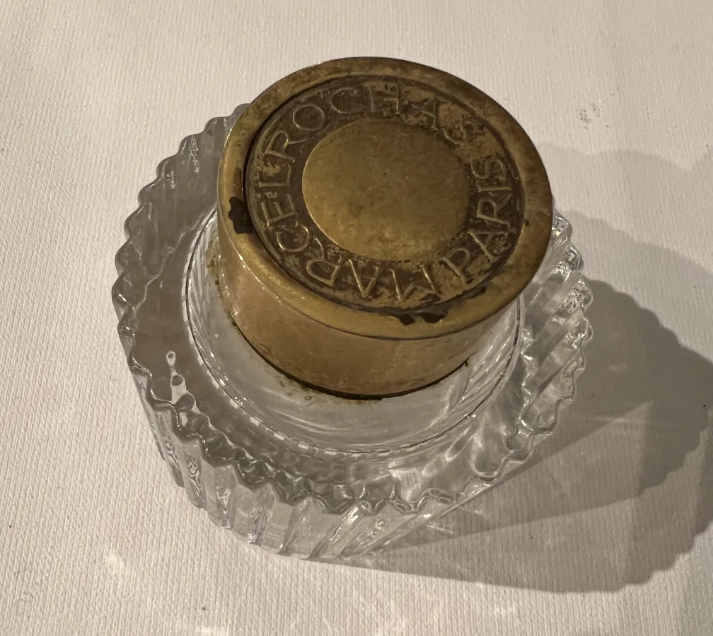 frasco de perfume antiguo con tapa dorada con inscripciones