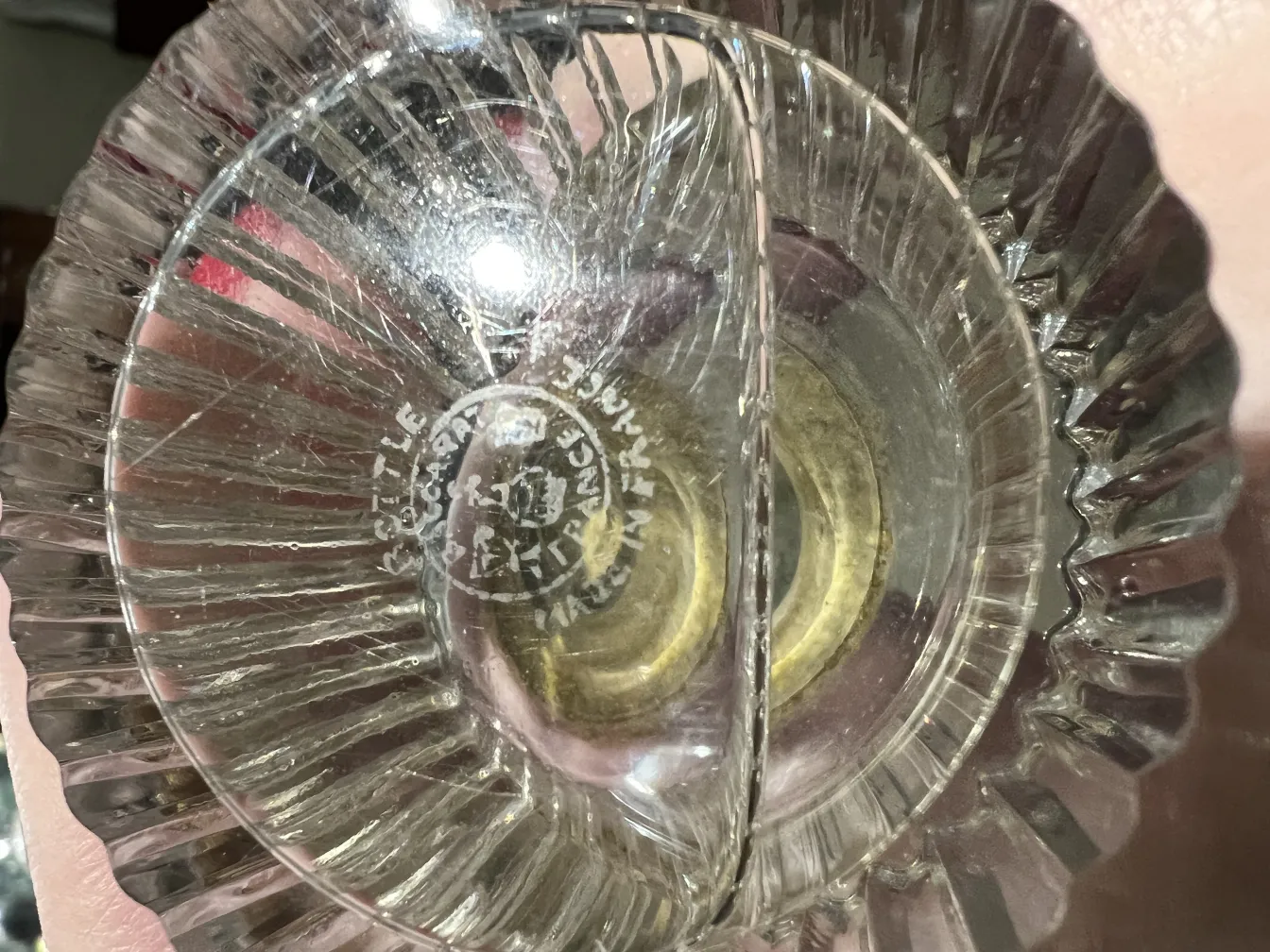 古董香水瓶，优雅设计，精致细节，背景简单。