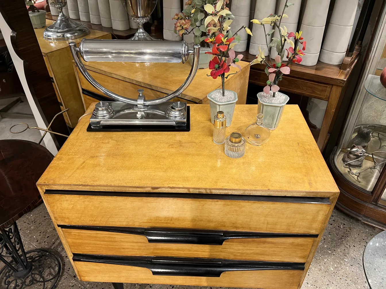 Flacone di profumo antico con design decorativo su un tavolo