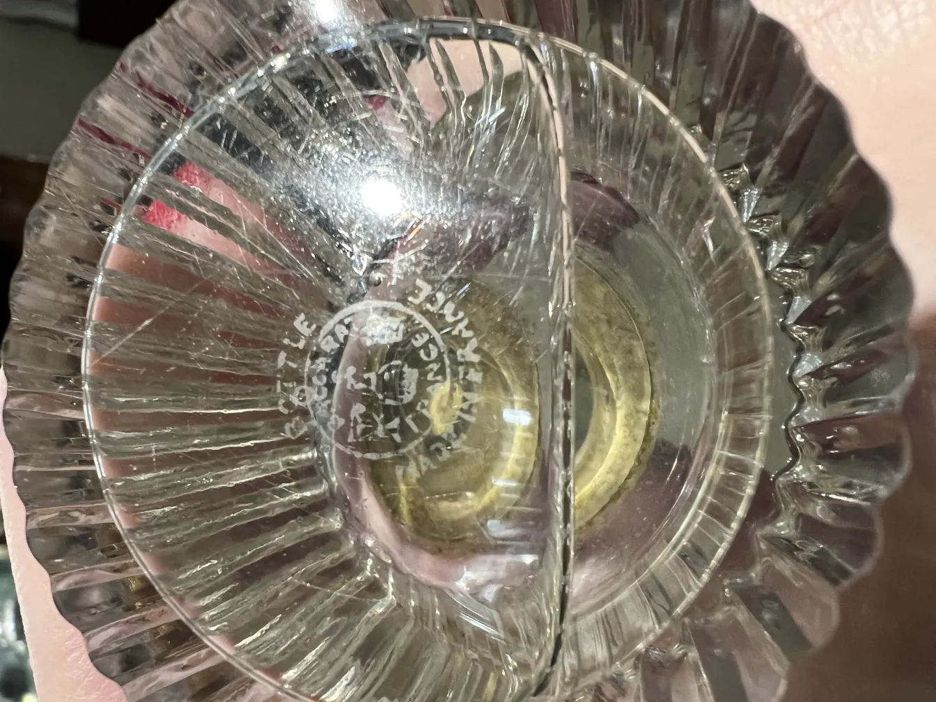 flacon de parfum ancien avec un design élégant et un couvercle en verre, sur un fond doux