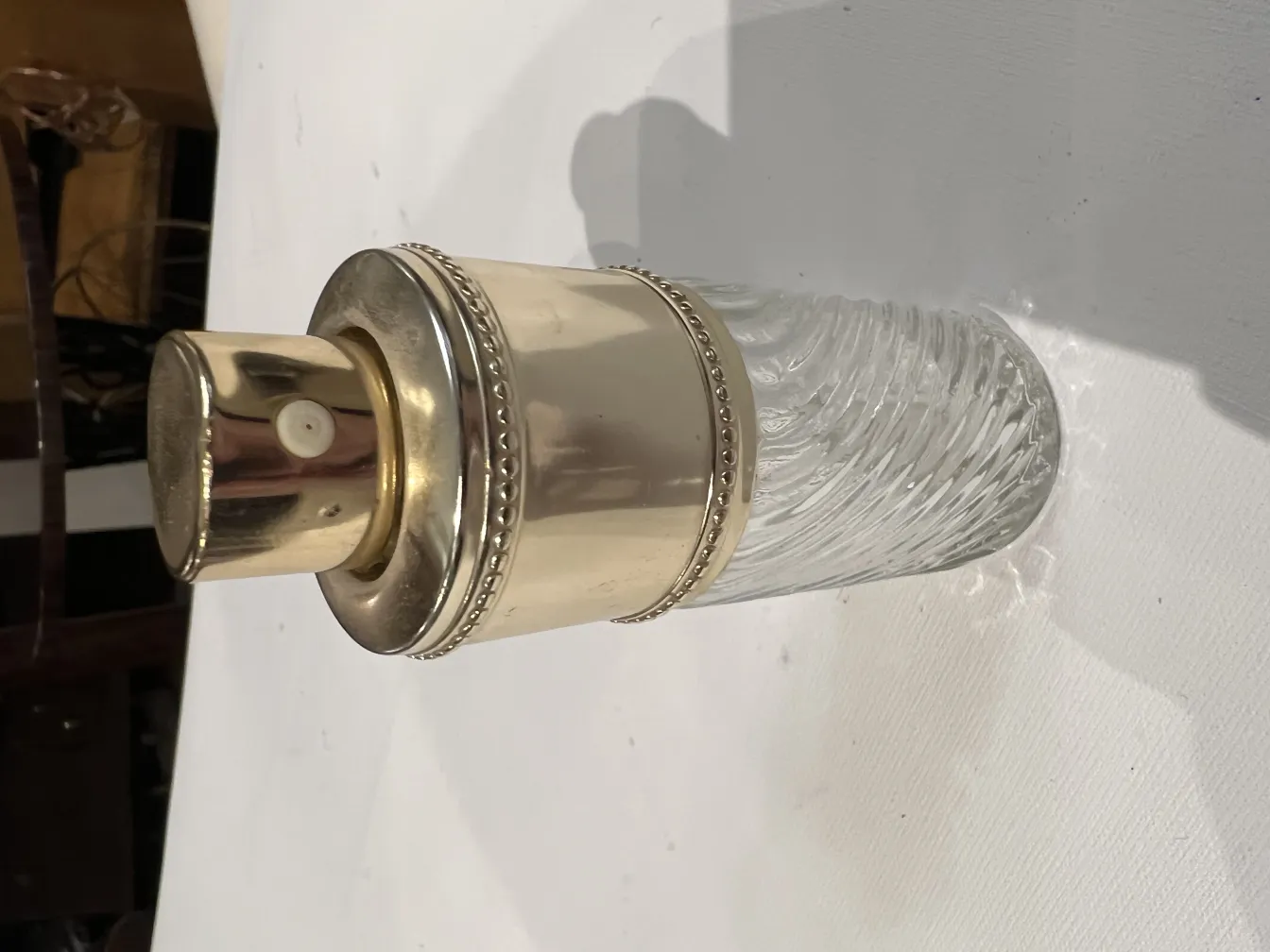 古董香水瓶，设计优雅，带金色盖子。