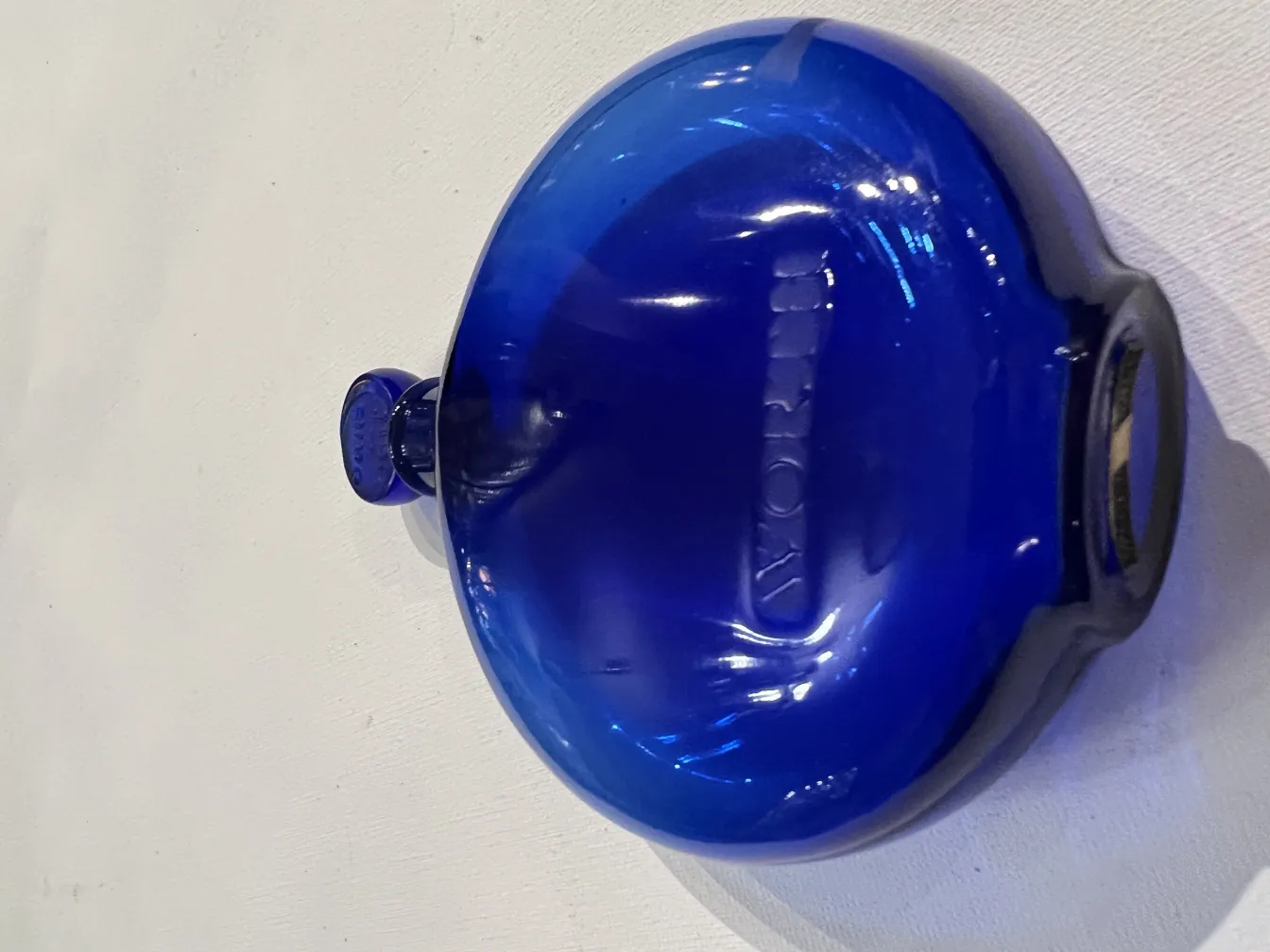 زجاجة عطر قديمة زرقاء بشكل دائري