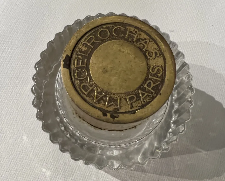 古董香水瓶，金色瓶盖，透明底座