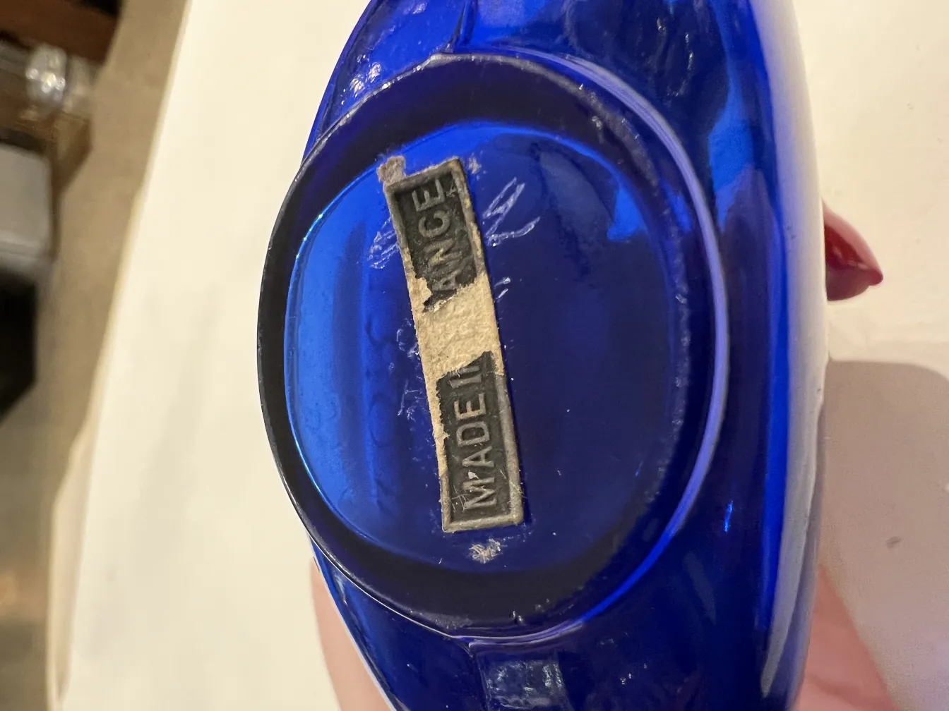 antike blaue Parfümflasche mit Etikett