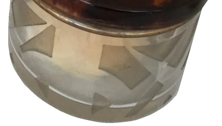 antike Parfümflasche mit dekorativem Design, Teil der Szenerie.