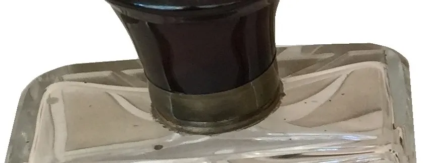 Flacon de parfum antique avec un couvercle décoratif