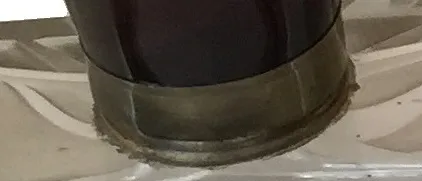 Detalle de la base de un frasco de perfume antiguo