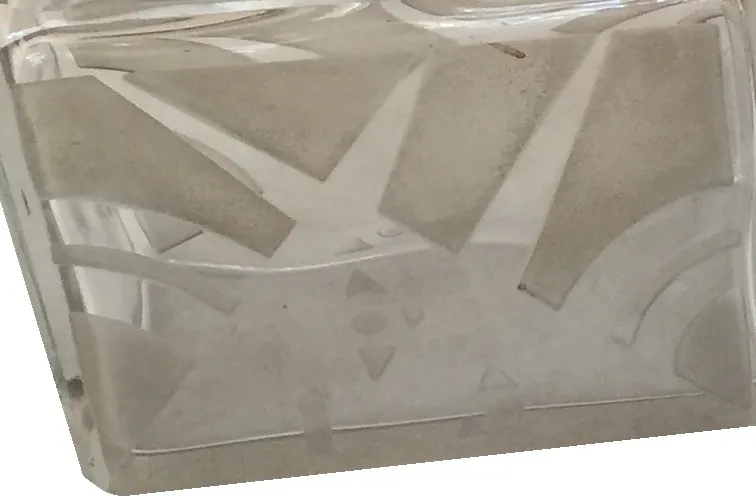 Flacone di profumo antico con un design unico ed elegante.