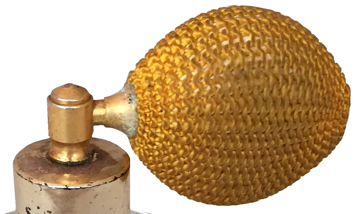 frasco de perfume antigo com aplicador spray dourado