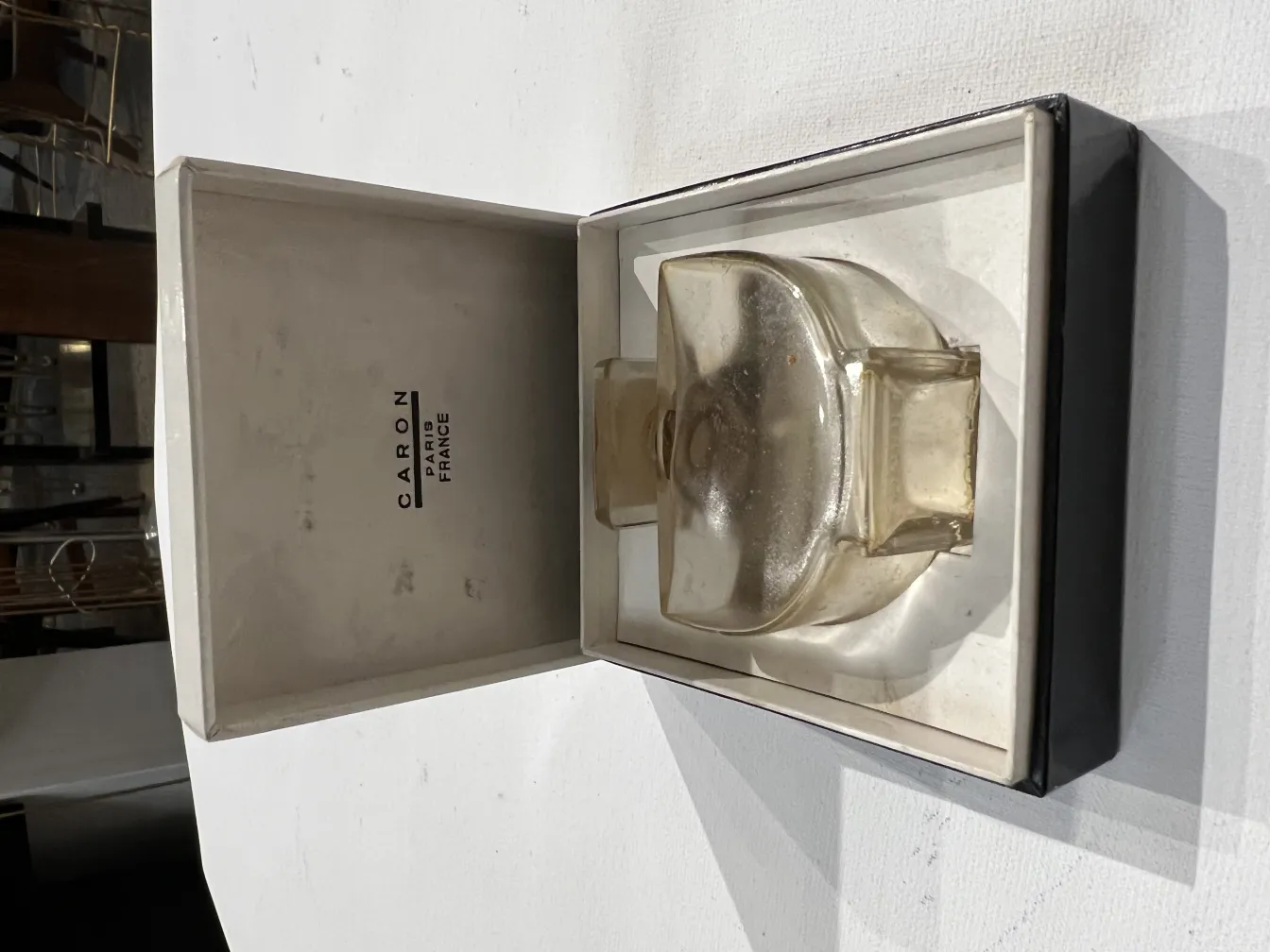 Alte Parfümflasche mit Glasdeckel, in einer einfachen Box