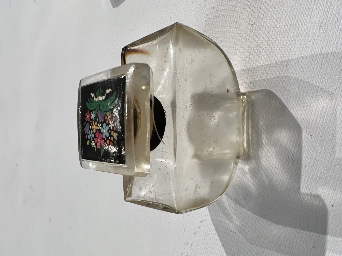 زجاجة عطر قديمة بتاج مزخرف و زهور