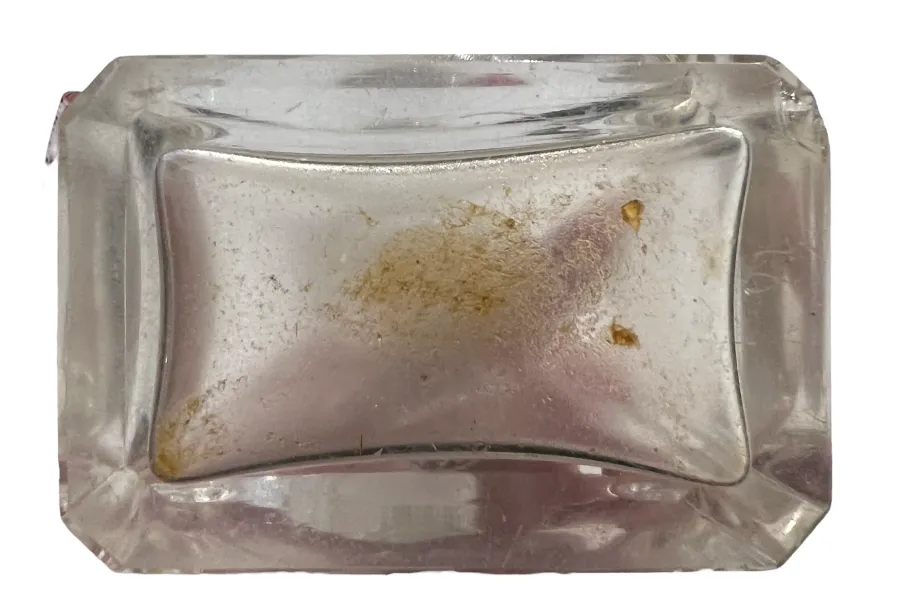 frasco de perfume antiguo con diseño único y detalles variados