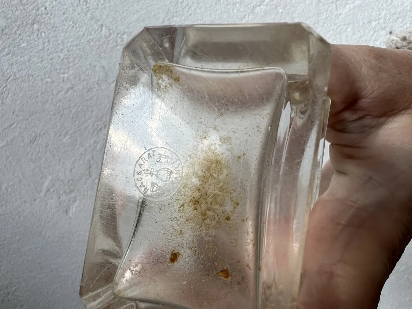 flacone di profumo antico con dettagli visibili e design unico