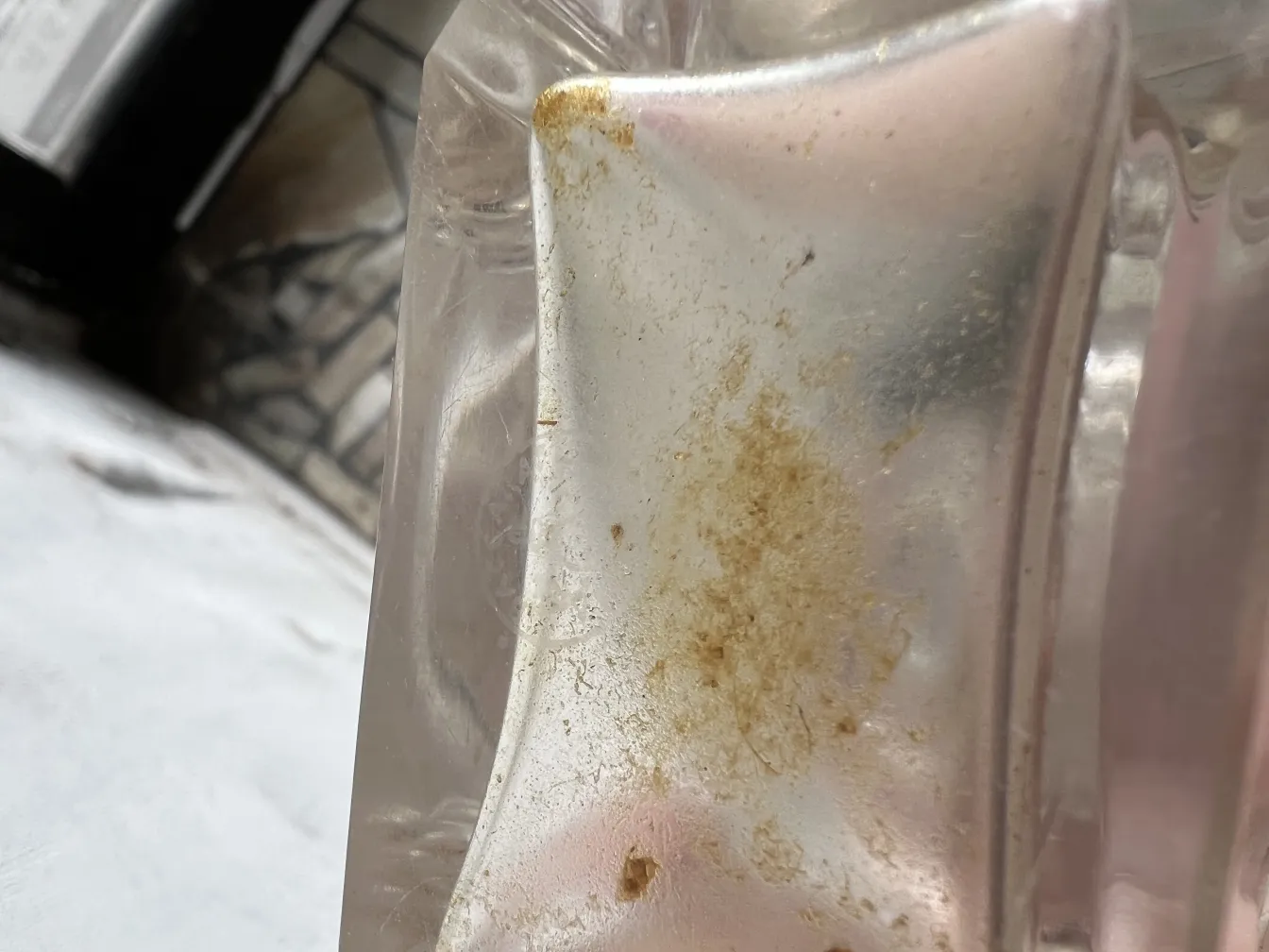 장식적인 세부 정보가 있는 고대 향수병, 부드러운 환경에서.