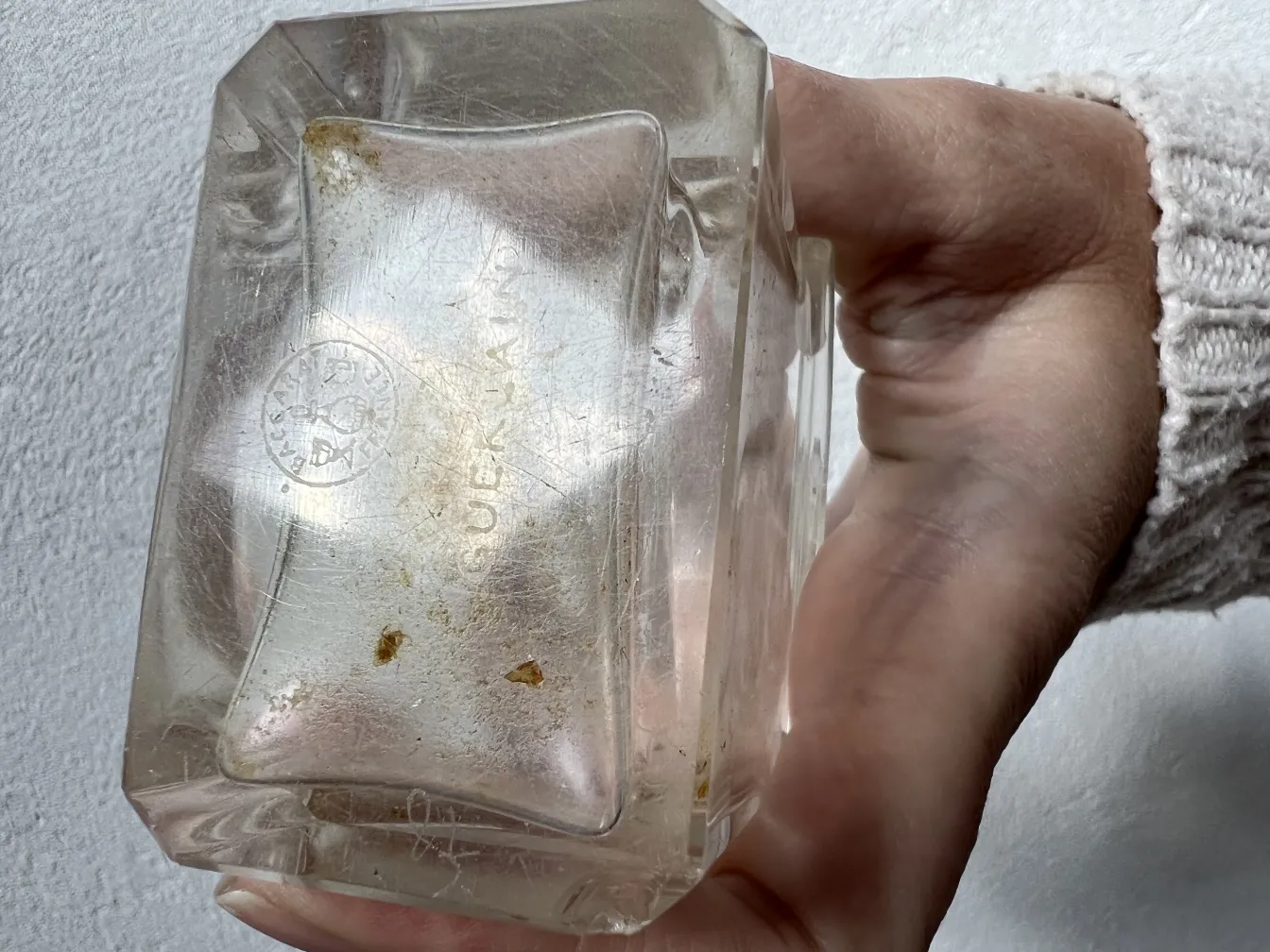 古董香水瓶，干净的细节和标记