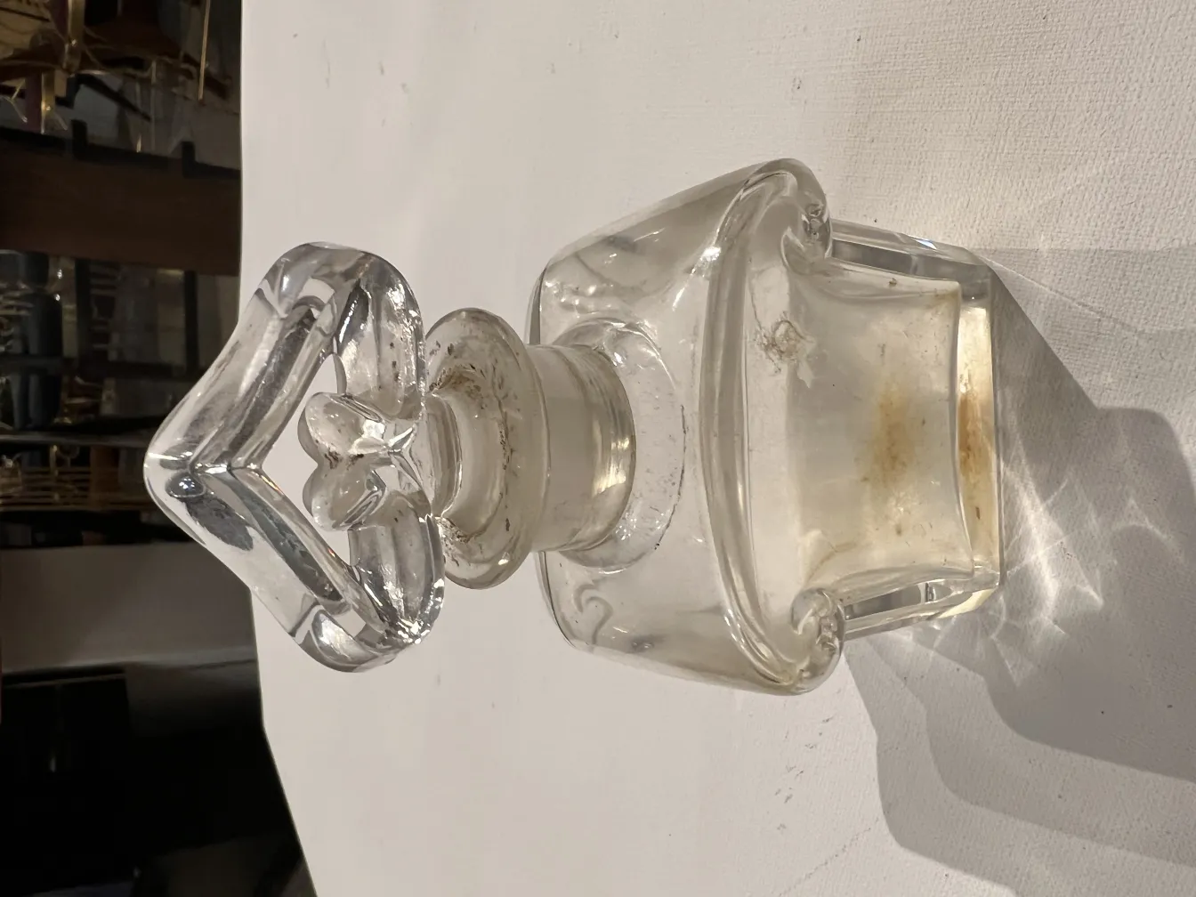 装飾的な要素を持った古いクリスタル香水瓶