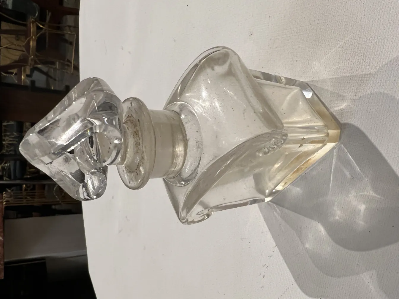 antiker Parfümflakon mit elegantem Design und Glaskappe