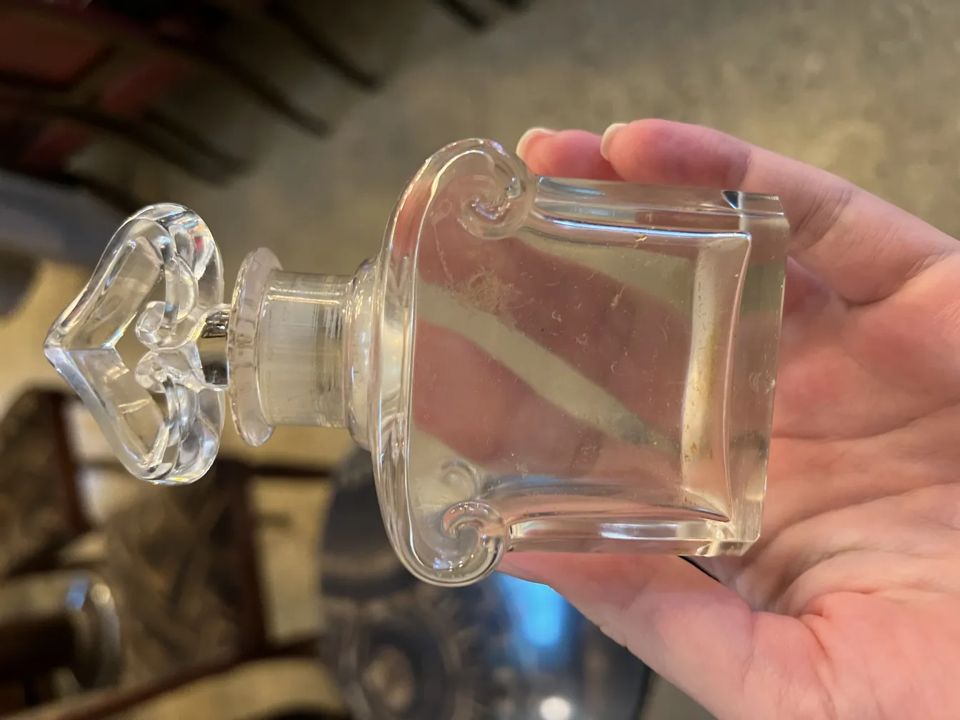 Flacon de parfum ancien avec bouchon en forme de coeur, décoratif et élégant, parfait pour la collection.