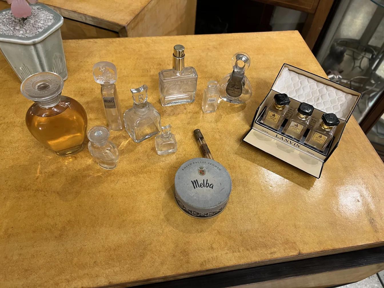 flacon de parfum ancien sur une table avec d'autres flacons