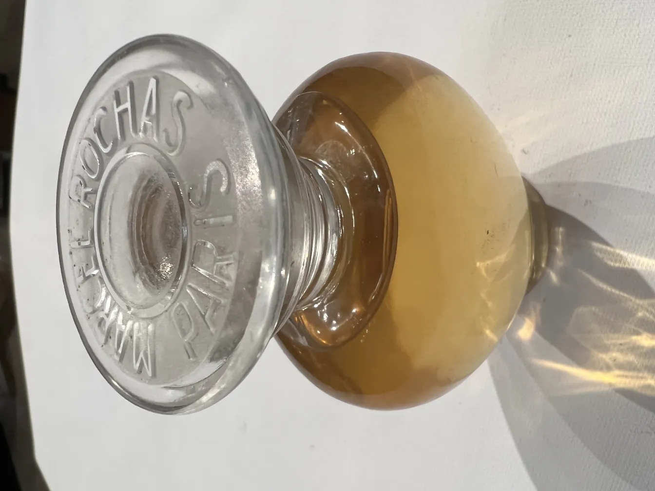 古老的rochas香水瓶，内部可见金色液体