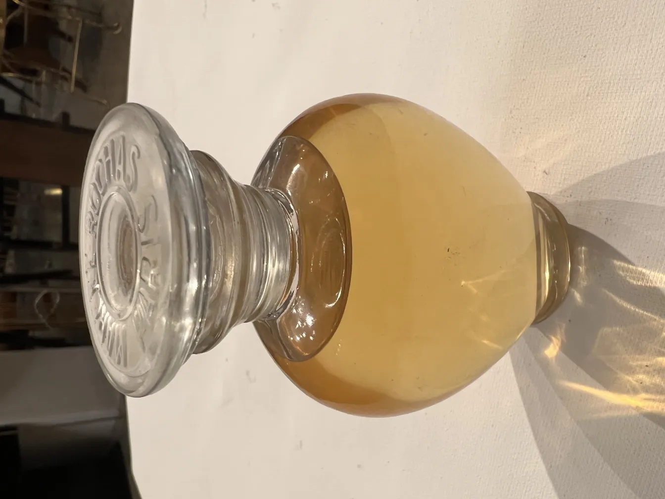 antike Parfümflasche mit klarem Glasdeckel und goldenem Inhalt