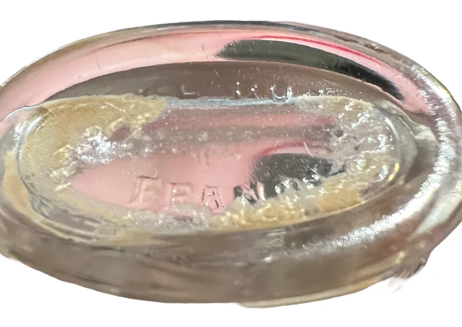 frasco de perfume antiguo con detalles únicos y un diseño elegante, en un fondo neutro