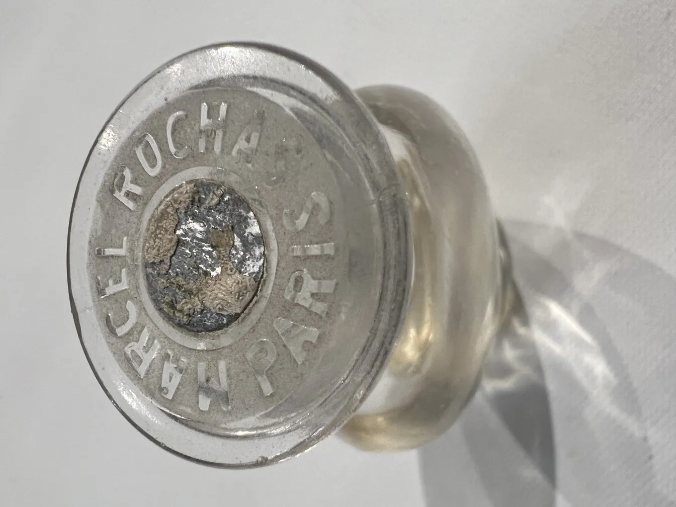 Flacone di profumo antico del marchio Rochas con etichetta distintiva alla base.