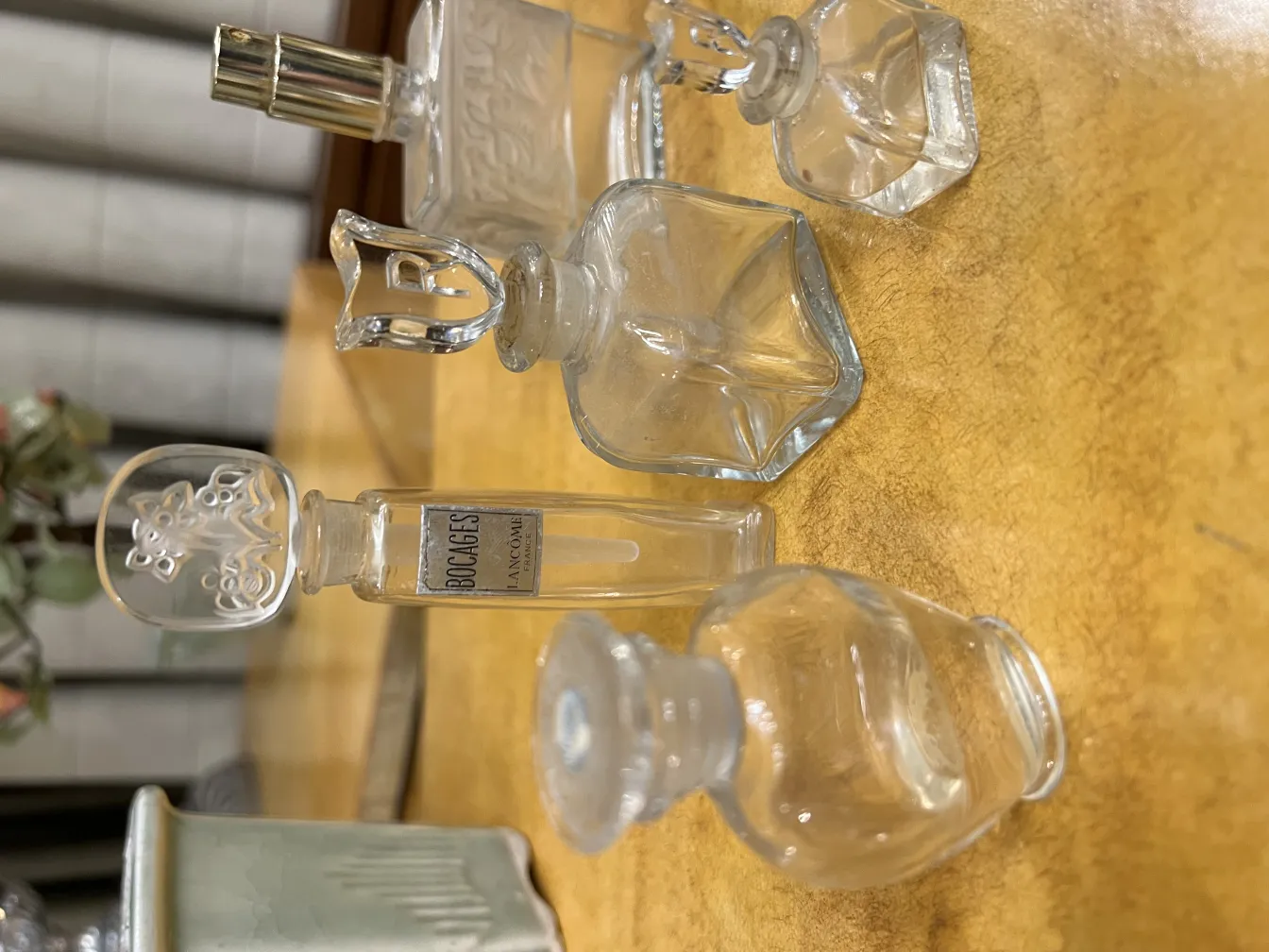 vari flaconi di profumo antichi su un tavolo