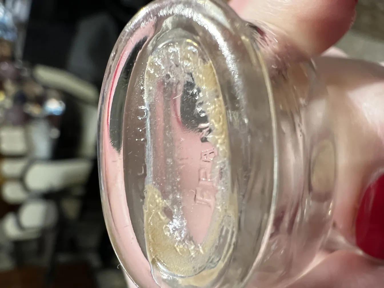 Antike Parfümflasche mit sichtbaren Details, verschwommener Hintergrund