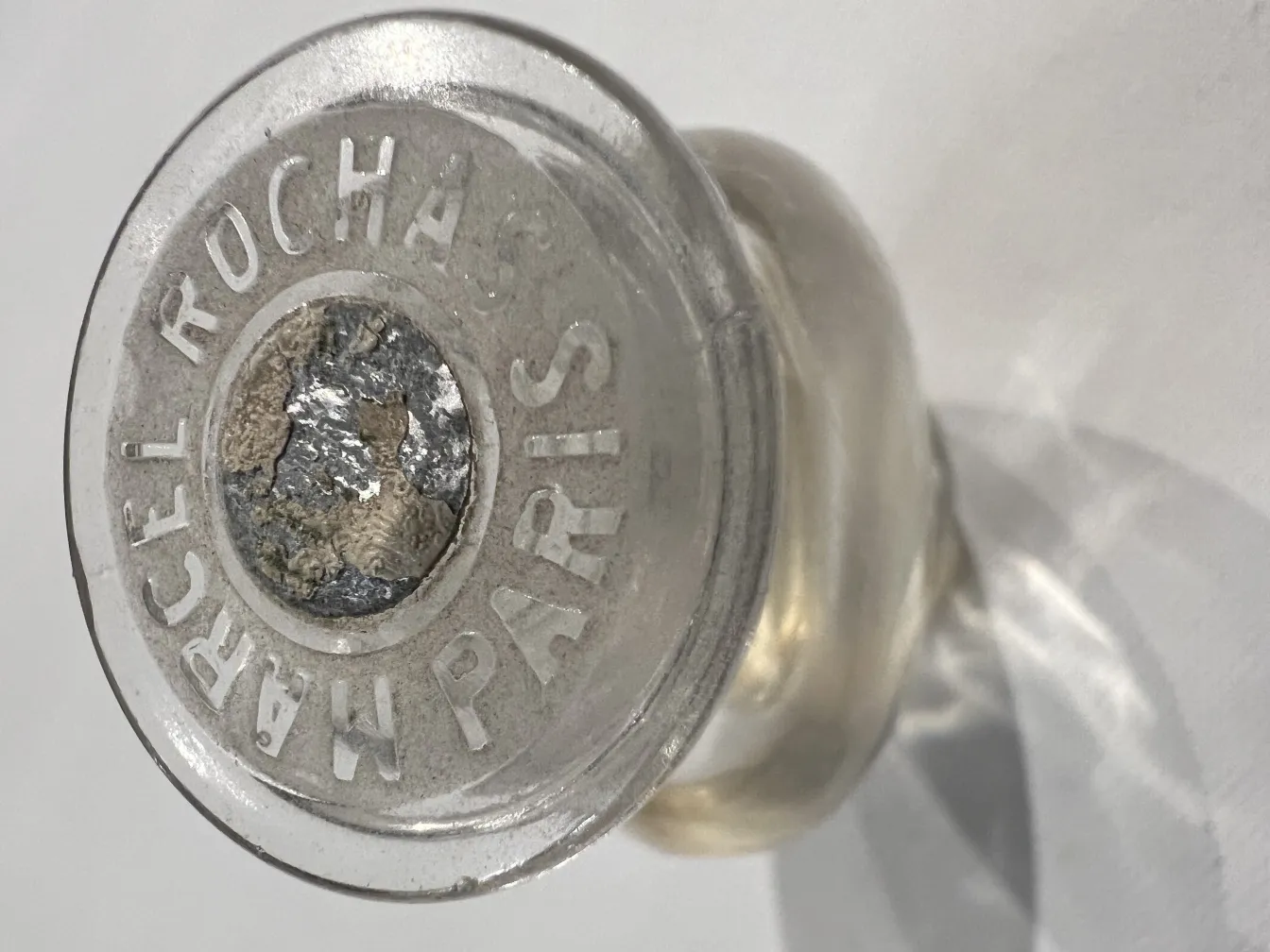 带标签的古老香水瓶，底部可见，中性背景