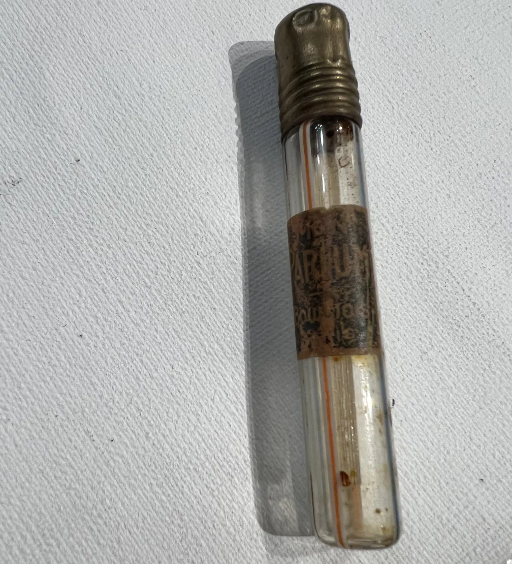 flacon de parfum ancien avec étiquette usée