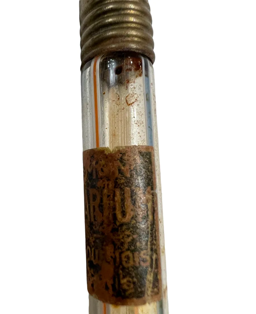 زجاجة-عطر-قديمة-مع-ملصق-تالف-وملطخ