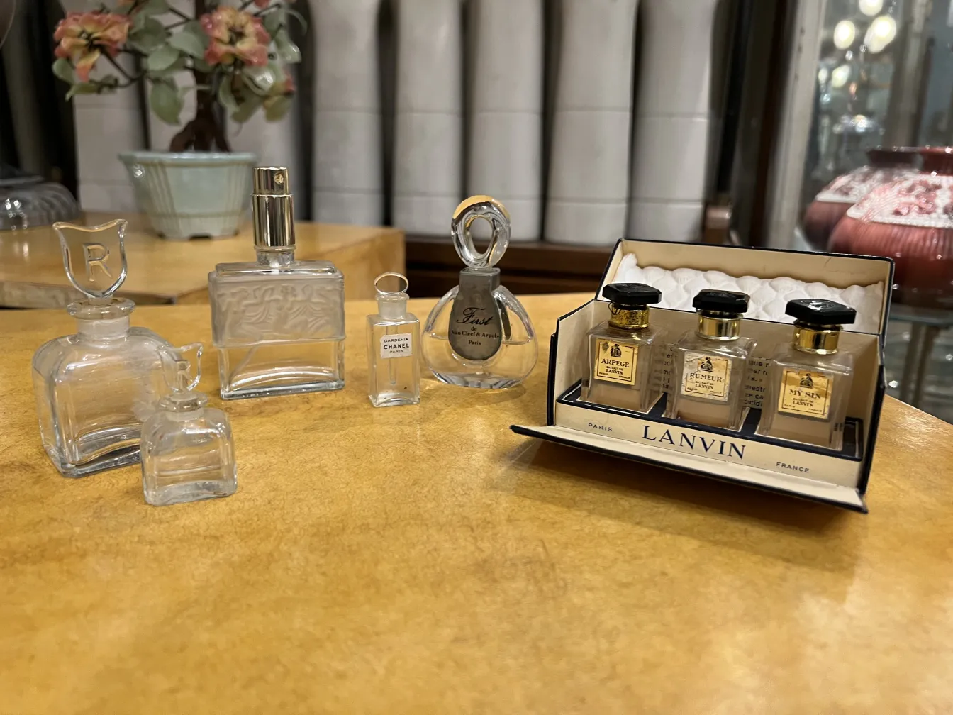 Plusieurs flacons de parfum anciens de différentes formes et tailles sur une table