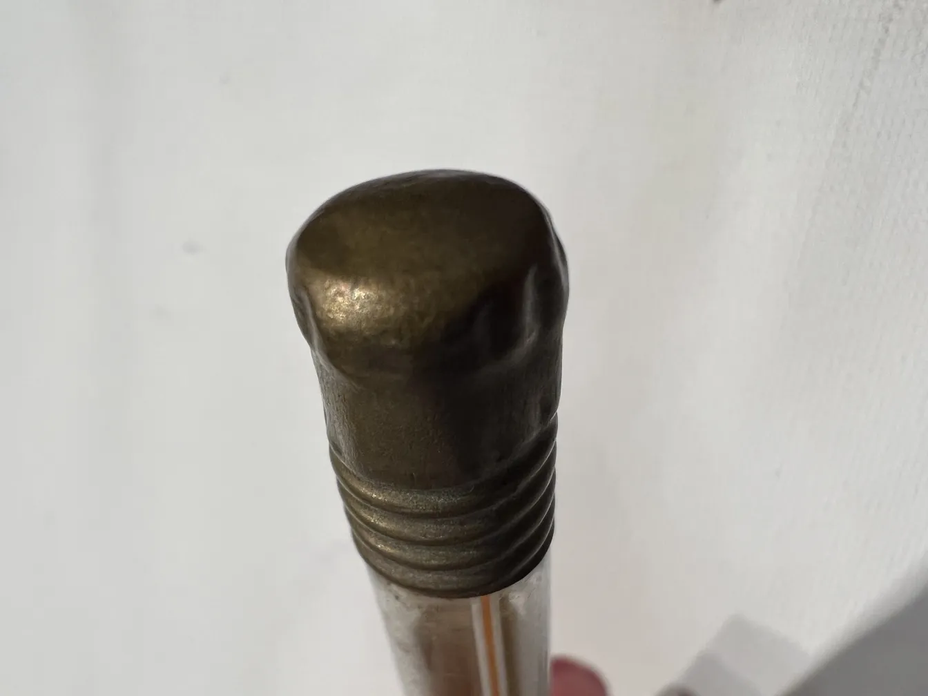 古董香水瓶带有装饰性黄铜盖，优雅经典。