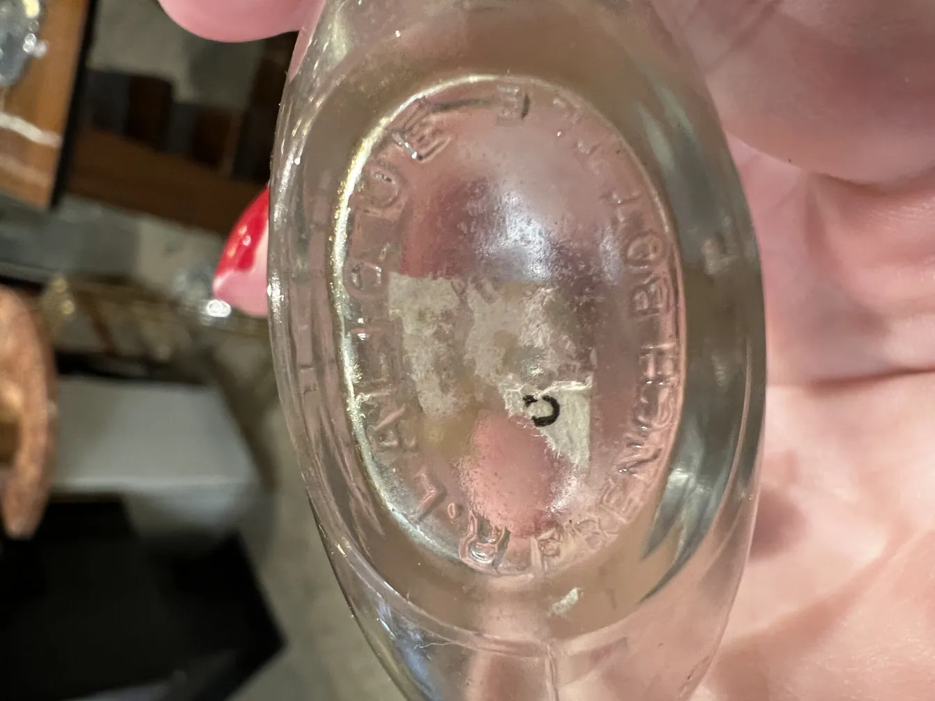 frasco de perfume antiguo con detalles únicos y formas elegantes