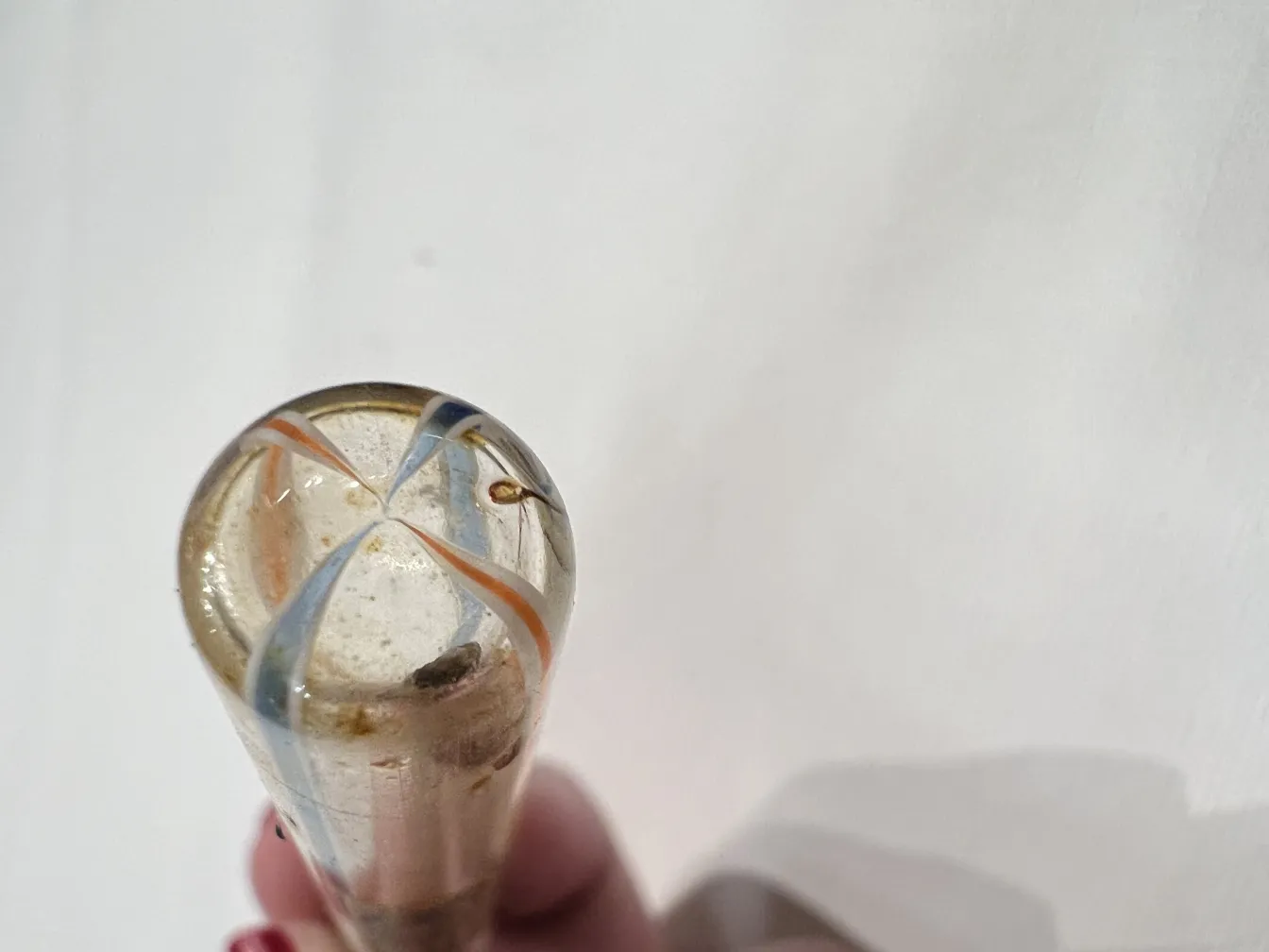 Flacon de parfum ancien avec décorations colorées, vu d'en haut.