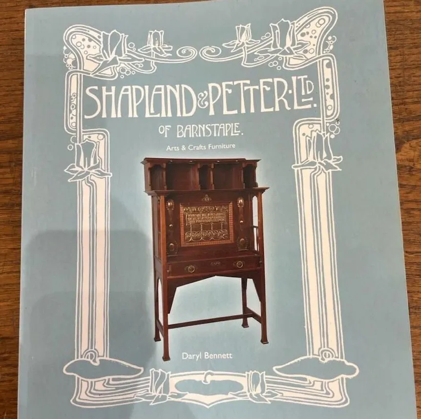 vitrina antigua de shapland-petter con detalles ornamentales, exhibiendo un mueble antiguo