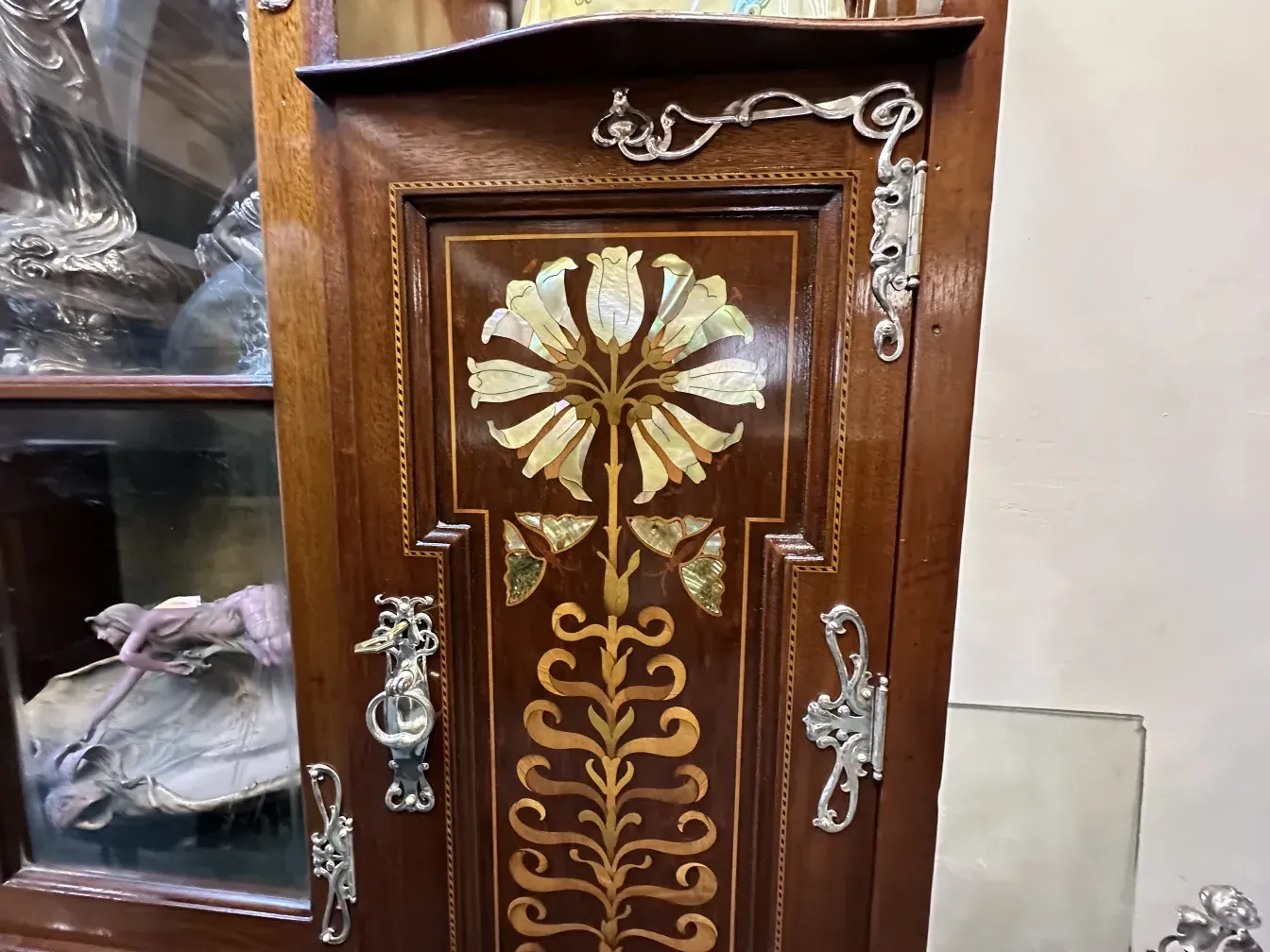 vitrine antiga com detalhes decorativos florais